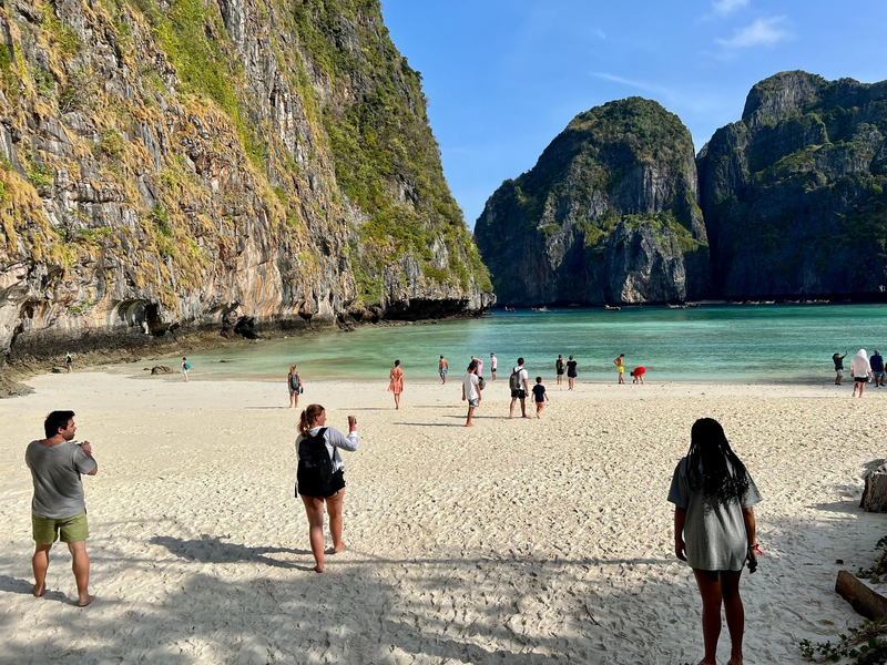 Die weltberühmte Maya Bay am frühen Morgen, bevor der große Touristenstrom kommt. - Foto: Carola Frentzen/dpa