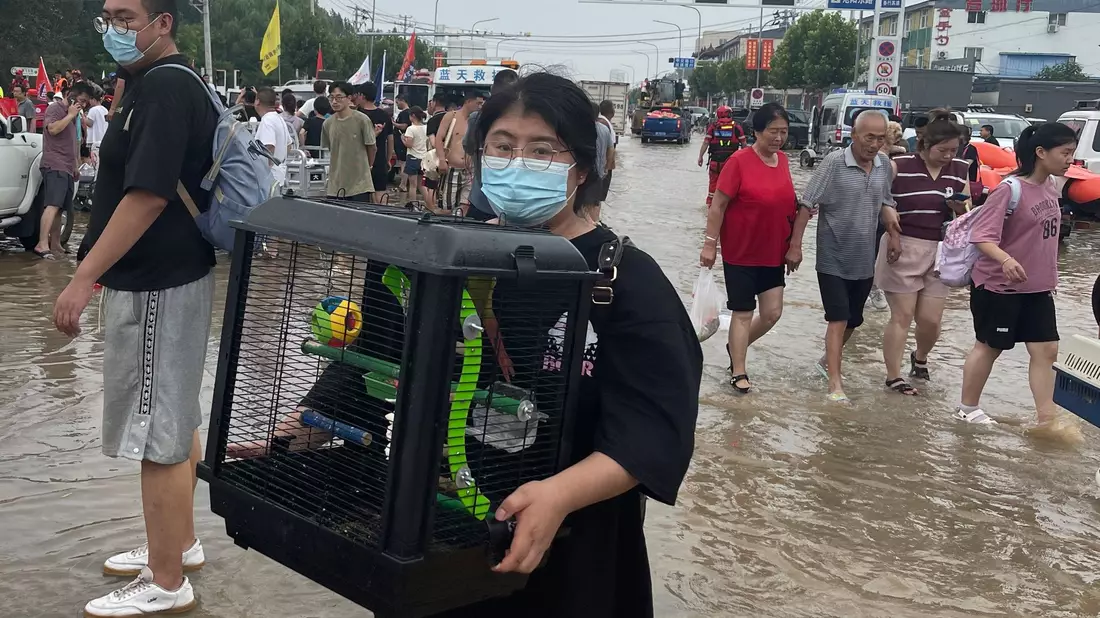 Flucht vor dem Wasser: Evakuierungen in der nordchinesischen Provinz Hebei südlich von Peking. - Bild: Andy Wong/AP