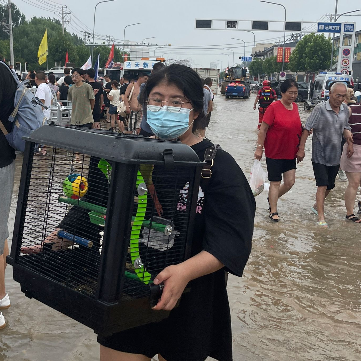 Flucht vor dem Wasser: Evakuierungen in der nordchinesischen Provinz Hebei südlich von Peking. - Foto: Andy Wong/AP