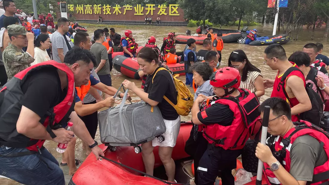 Einwohner werden mit Schlauchbooten in der nordchinesischen Provinz Hebei südlich von Peking evakuiert. - Bild: Andy Wong/AP