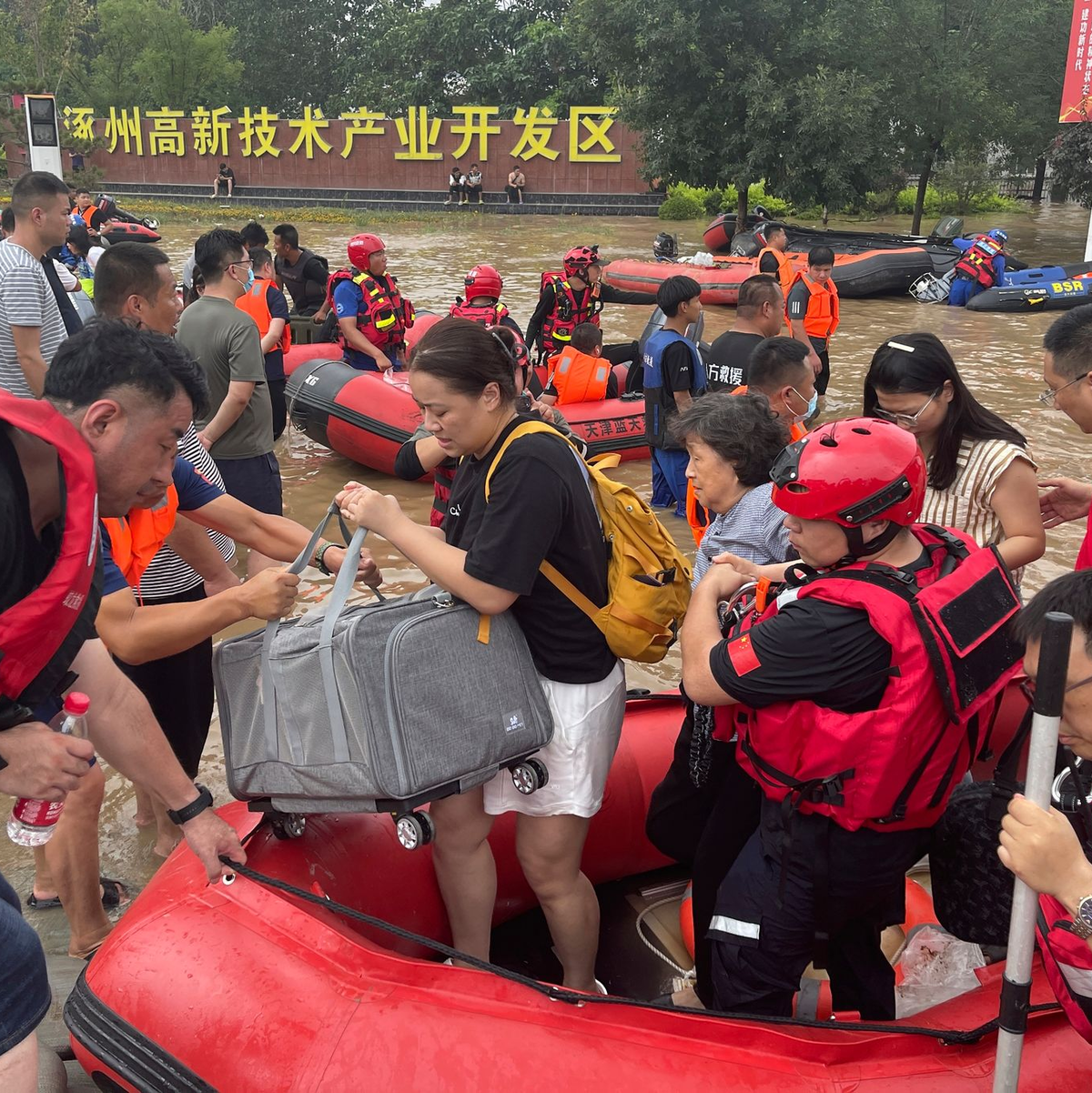 Einwohner werden mit Schlauchbooten in der nordchinesischen Provinz Hebei südlich von Peking evakuiert. - Foto: Andy Wong/AP