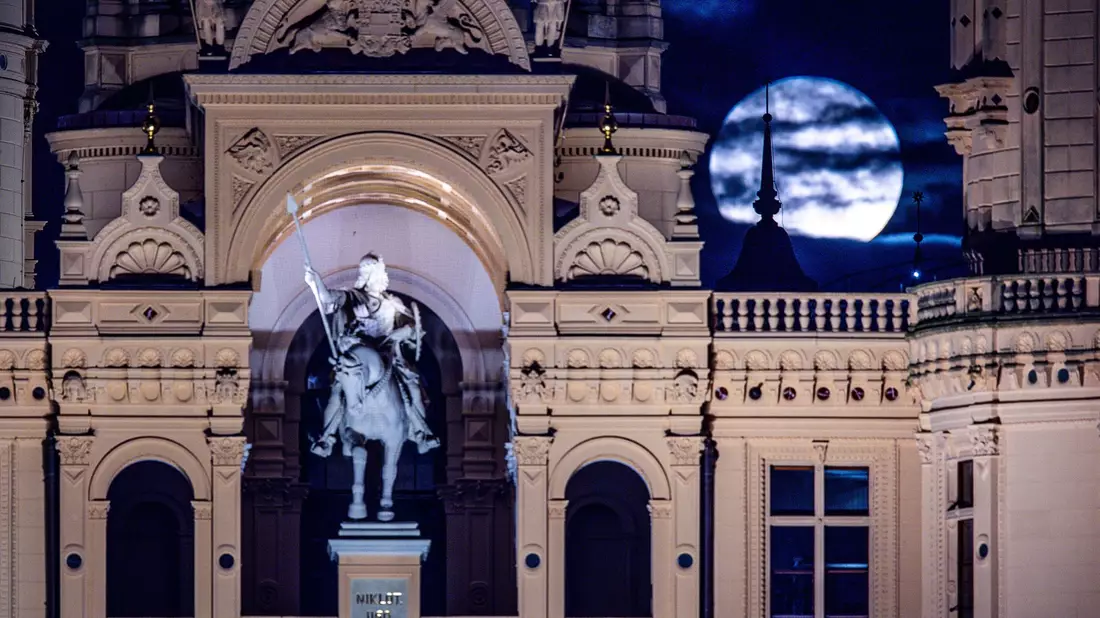 Der Vollmond geht über dem Schweriner Schloss auf.  - Bild: Jens Büttner/dpa