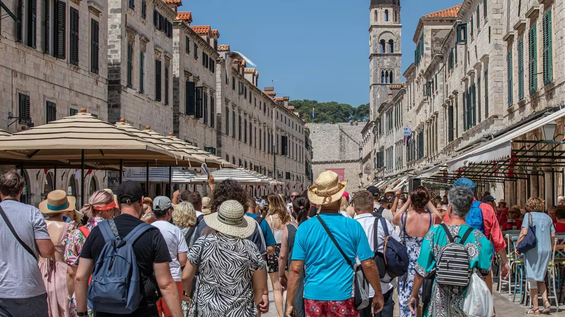 Mengen von Touristen schieben sich in Dubrovnik über die Pedestrian-Brücke. - Bild: Grgo Jelavic/Pixsell