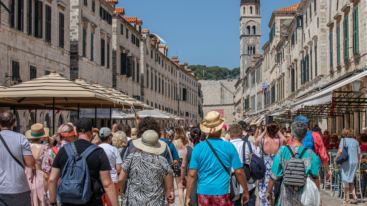 Mengen von Touristen schieben sich in Dubrovnik über die Pedestrian-Brücke. - Foto: Grgo Jelavic/Pixsell