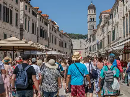 Mengen von Touristen schieben sich in Dubrovnik über die Pedestrian-Brücke. - Foto: Grgo Jelavic/Pixsell