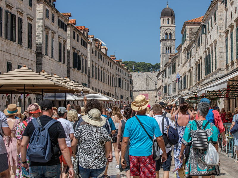 Mengen von Touristen schieben sich in Dubrovnik über die Pedestrian-Brücke. - Foto: Grgo Jelavic/Pixsell