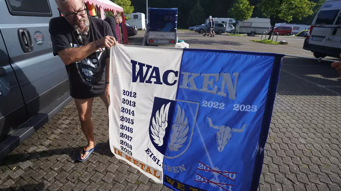 Ein Wacken-Fan, gestrandet in Hamburg am Volksparkstadion. - Bild: Marcus Brandt/dpa