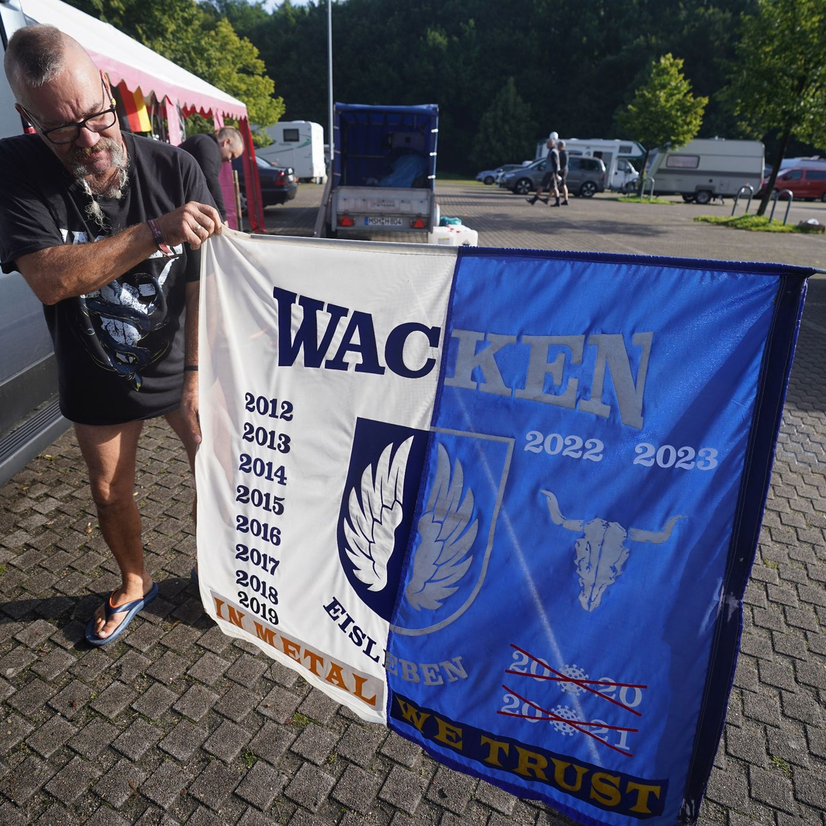 Ein Wacken-Fan, gestrandet in Hamburg am Volksparkstadion. - Foto: Marcus Brandt/dpa