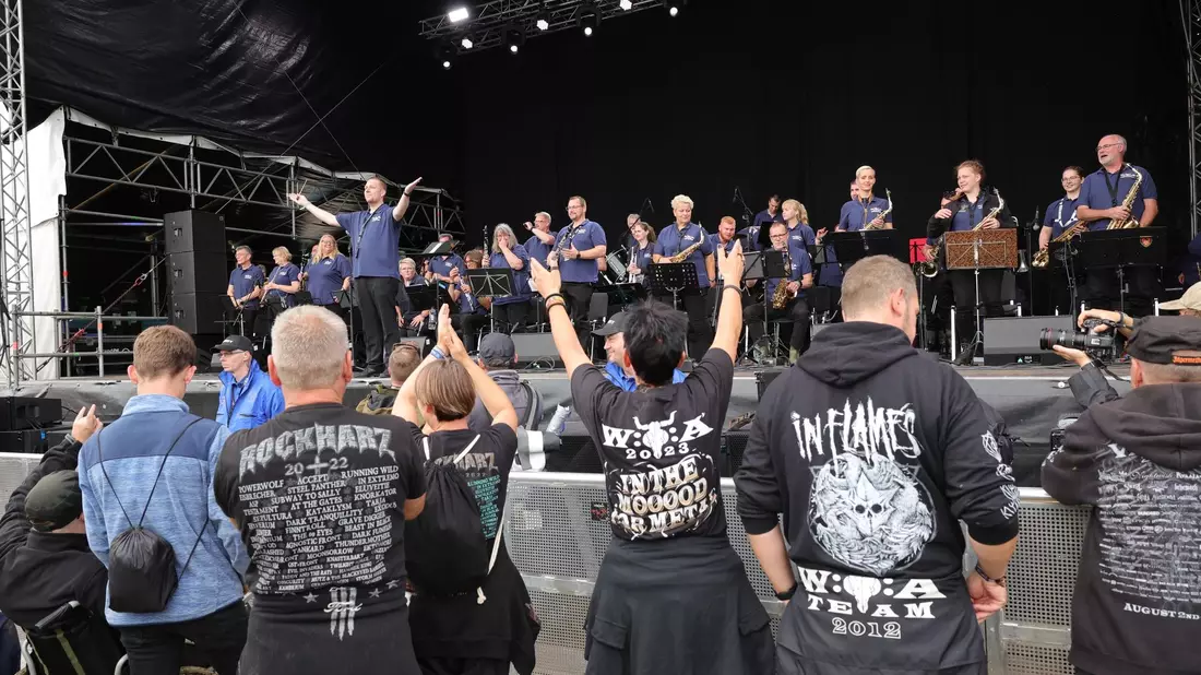 Die «Wacken Firefighters» spielen zur Eröffnung auf einer der Bühnen auf dem Festivalgelände. - Bild: Christian Charisius/dpa