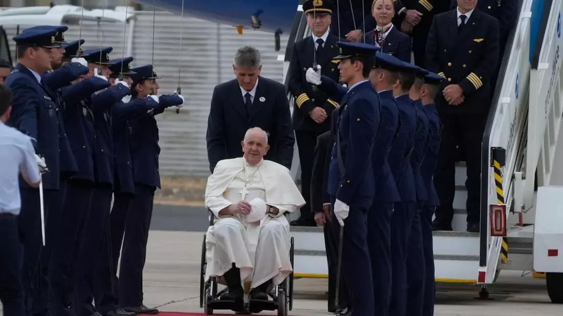 Papst Franziskus ist in Lissabon gelandet, um dort am Weltjugendtag der katholischen Kirche (WJT) teilzunehmen. - Bild: Gregorio Borgia/AP/dpa