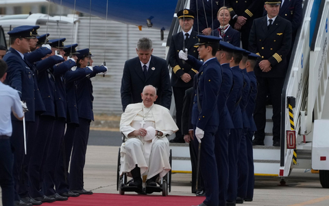 Papst Franziskus ist in Lissabon gelandet, um dort am Weltjugendtag der katholischen Kirche (WJT) teilzunehmen. - Foto: Gregorio Borgia/AP/dpa