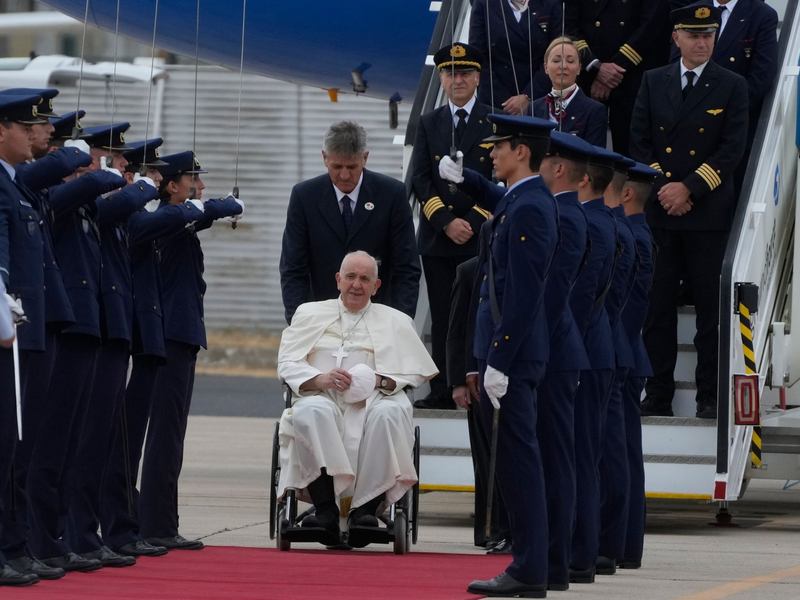 Papst Franziskus ist in Lissabon gelandet, um dort am Weltjugendtag der katholischen Kirche (WJT) teilzunehmen. - Foto: Gregorio Borgia/AP/dpa