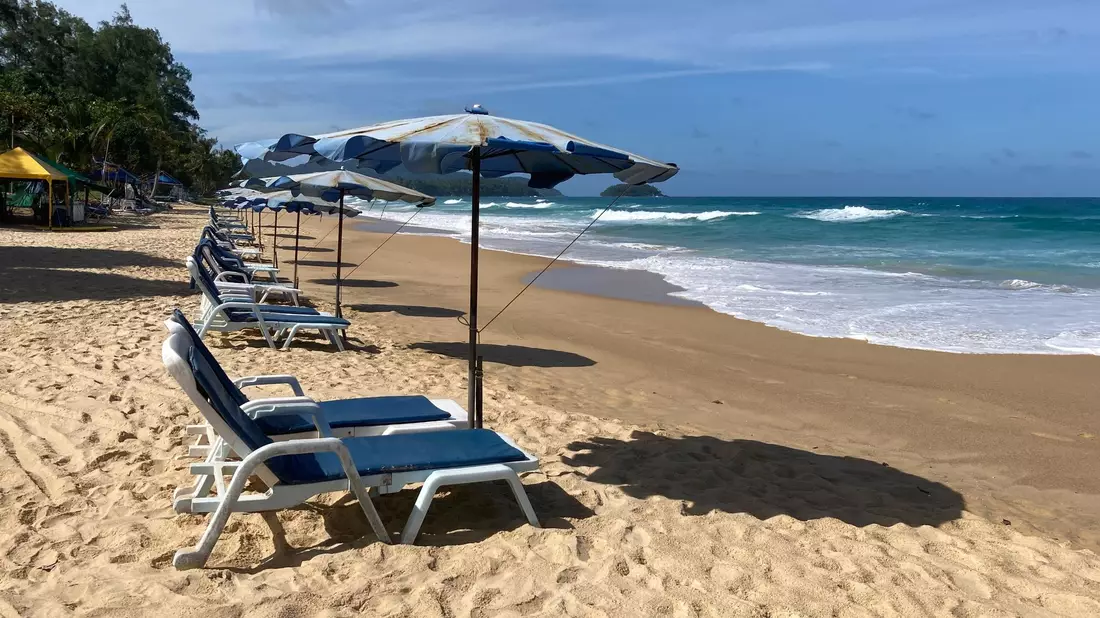 Sonne am Karon Beach auf Phuket im August 2021. Auf der thailändischen Urlaubsinsel sind innerhalb von fünf Tagen vier Touristen im Meer ertrunken. - Bild: Carola Frentzen/dpa