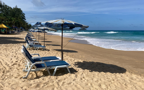 Sonne am Karon Beach auf Phuket im August 2021. Auf der thailändischen Urlaubsinsel sind innerhalb von fünf Tagen vier Touristen im Meer ertrunken. - Foto: Carola Frentzen/dpa