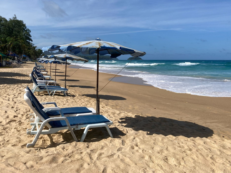 Sonne am Karon Beach auf Phuket im August 2021. Auf der thailändischen Urlaubsinsel sind innerhalb von fünf Tagen vier Touristen im Meer ertrunken. - Foto: Carola Frentzen/dpa