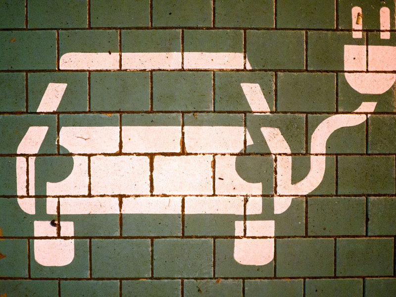 Unternehmen warten bis zu 18 Monate, bis ein Anschluss steht. - Foto: Julian Stratenschulte/dpa