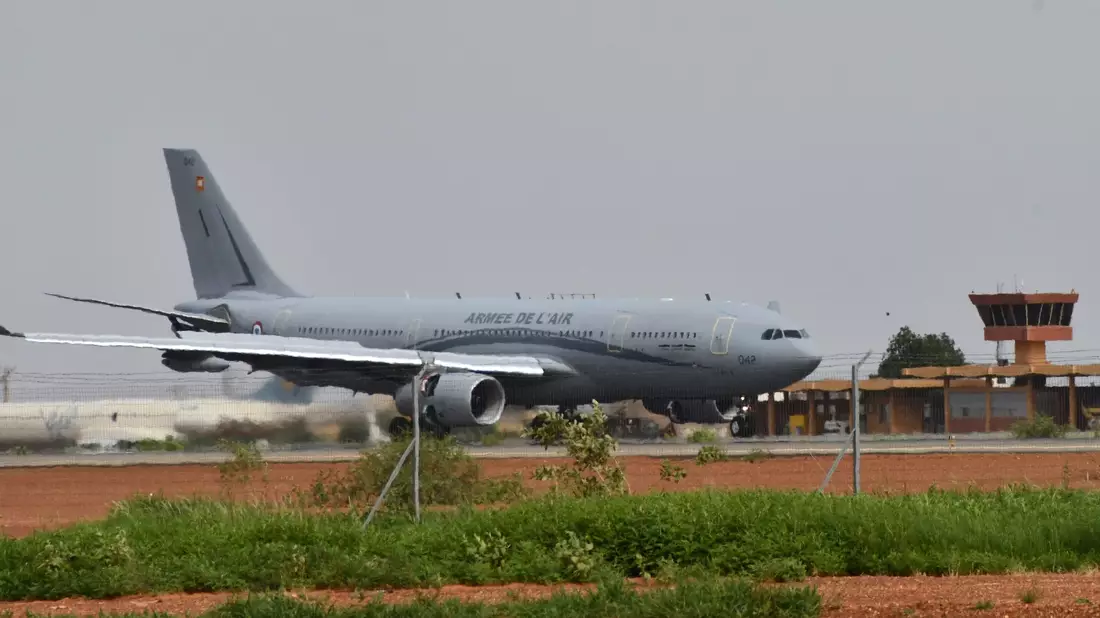 Ein Flugzeug der französischen Luftwaffe auf dem internationalen Flughafen von Niamey. Zwei Evakuierungsmaschinen sind inzwischen in Frankreich gelandet. - Bild: Generalstab der französischen Armee/dpa