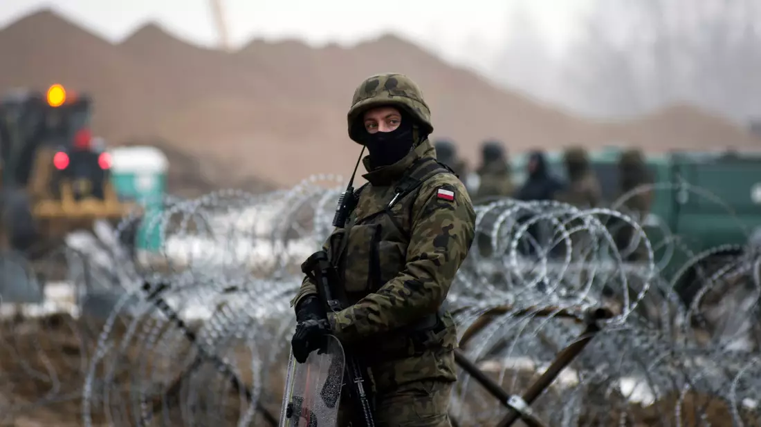 Ein bewaffneter polnischer Soldat an der Grenze zu Belarus (Archivbild). - Bild: Attila Husejnow/SOPA Images via ZUMA Press Wire/dpa