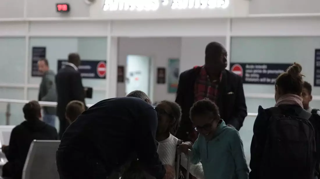 Menschen kommen auf dem Flughafen Paris Roissy Charles de Gaulle in Roissy-en-France an, nachdem sie aus dem Niger evakuiert wurden. - Bild: Lou Benoist/AFP/dpa