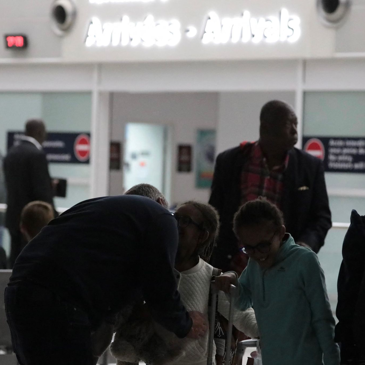 Menschen kommen auf dem Flughafen Paris Roissy Charles de Gaulle in Roissy-en-France an, nachdem sie aus dem Niger evakuiert wurden. - Foto: Lou Benoist/AFP/dpa