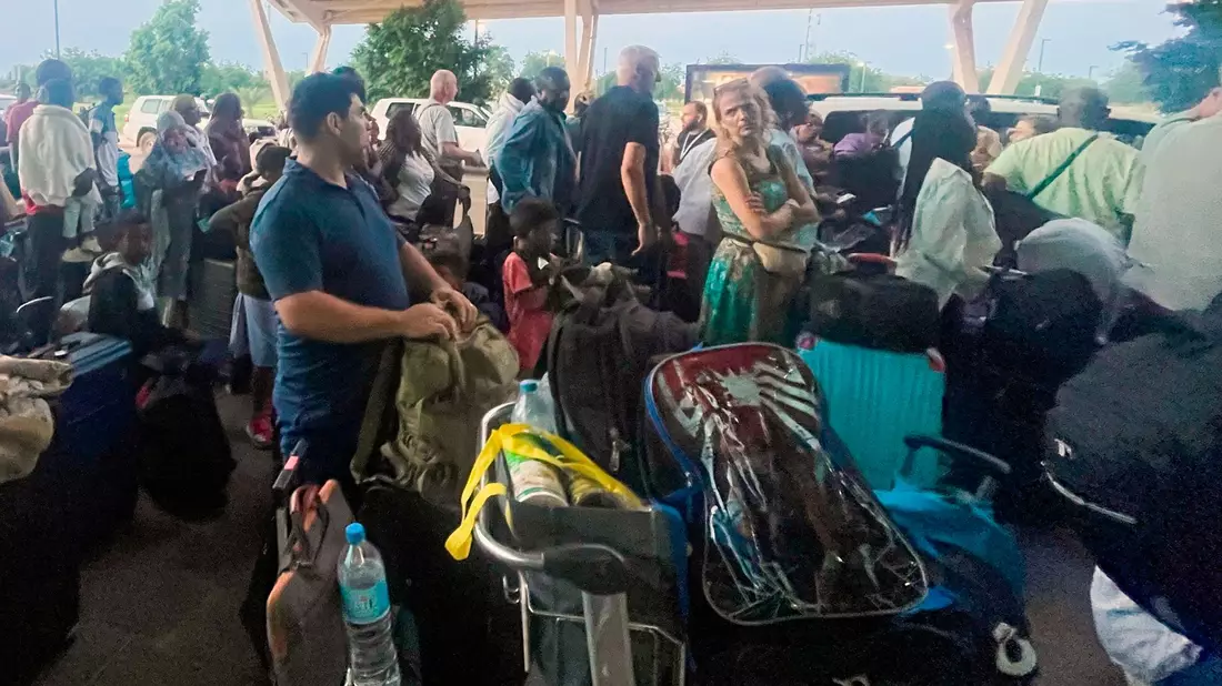 Französische und andere Staatsangehörige versammeln sich am internationalen Flughafen in Niamey, um mit einem französischen Militärflugzeug nach Frankreich zurückgebracht zu werden. - Bild: Sam Mednick/AP