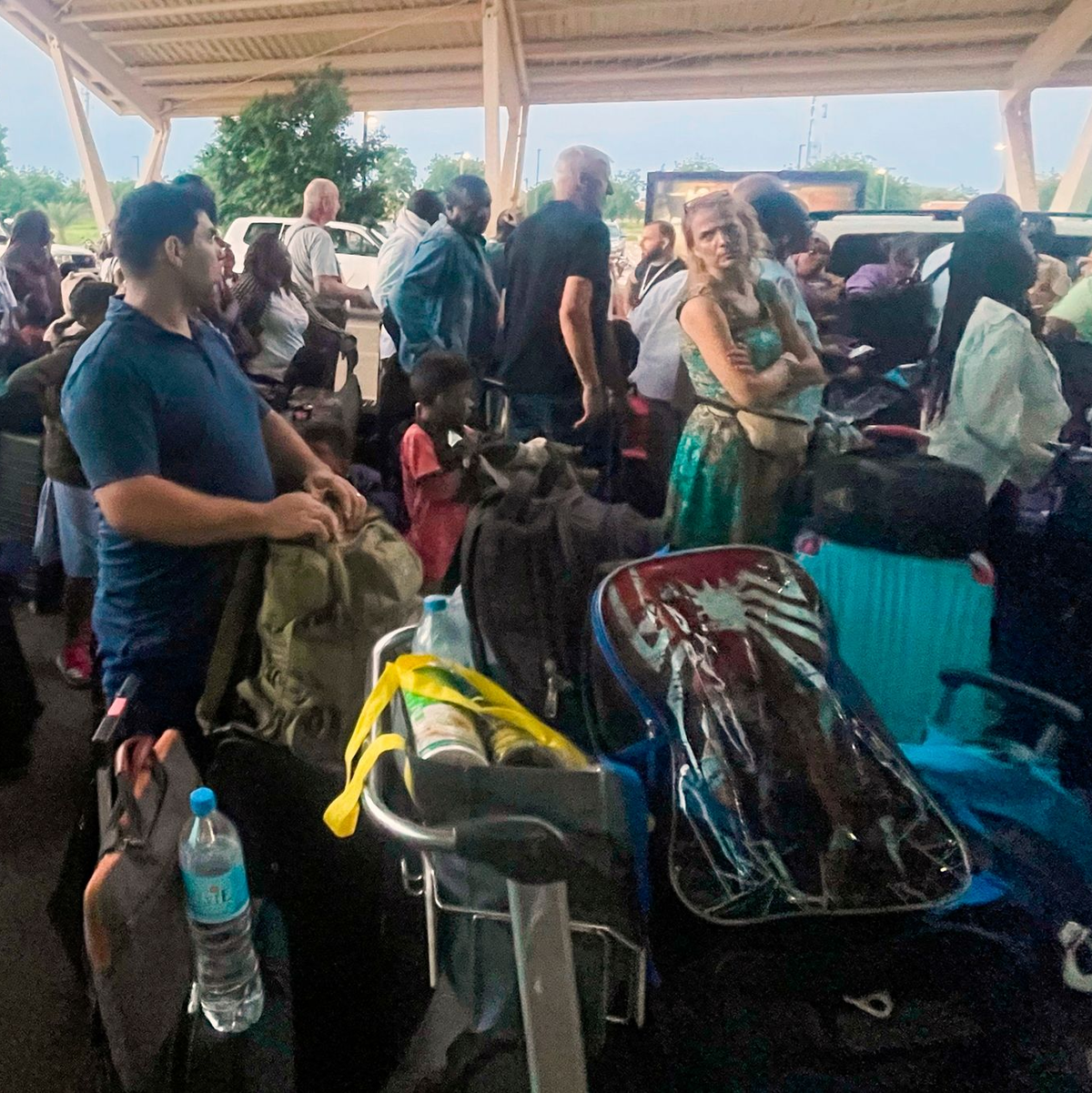 Französische und andere Staatsangehörige versammeln sich am internationalen Flughafen in Niamey, um mit einem französischen Militärflugzeug nach Frankreich zurückgebracht zu werden. - Foto: Sam Mednick/AP