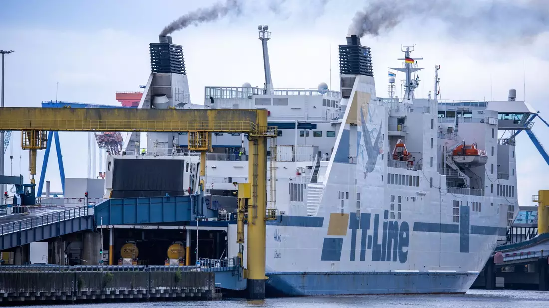 Das Fährschiff «Akka» der Reederei TT-Line wird in Rostock für die Überfahrt ins schwedische Trelleborg beladen. - Bild: Jens Büttner/dpa