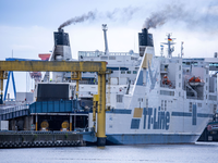 Das Fährschiff «Akka» der Reederei TT-Line wird in Rostock für die Überfahrt ins schwedische Trelleborg beladen. - Foto: Jens Büttner/dpa