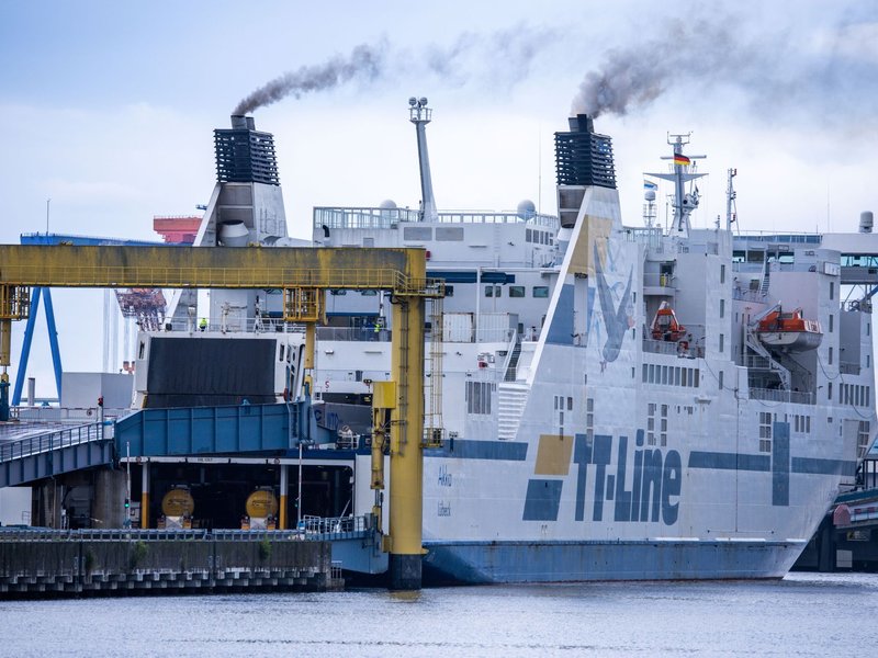 Das Fährschiff «Akka» der Reederei TT-Line wird in Rostock für die Überfahrt ins schwedische Trelleborg beladen. - Foto: Jens Büttner/dpa
