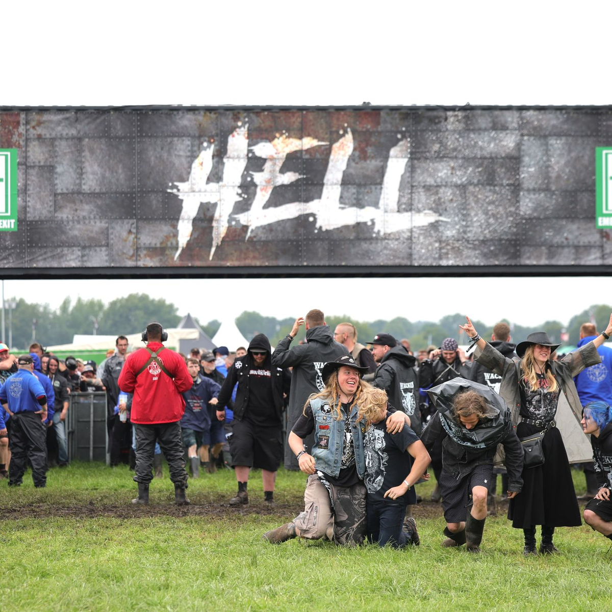 Metal-Fans freuen sich nach der Öffnung der Tore zum inneren Festivalgelände in Wacken. - Foto: Christian Charisius/dpa