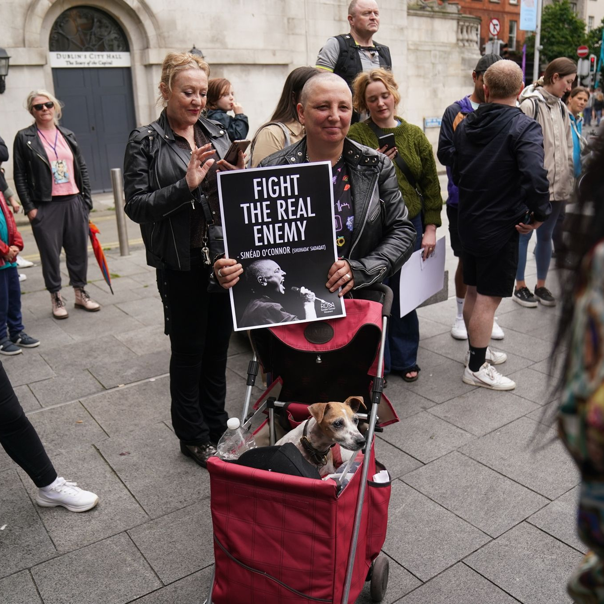 Fans singen zum Gedenken an die verstorbene Sängerin Sinead O'Connor in Dublin. - Foto: Brian Lawless/PA Wire/dpa