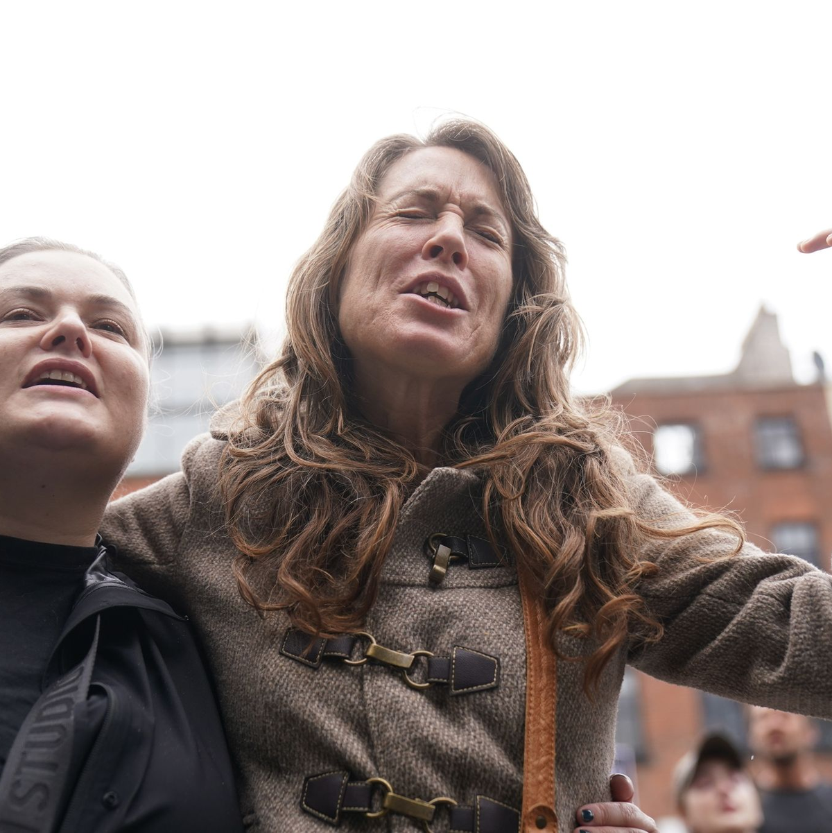 Fans singen zum Gedenken an die verstorbene Sängerin Sinead O'Connor in Dublin. - Foto: Brian Lawless/PA Wire/dpa