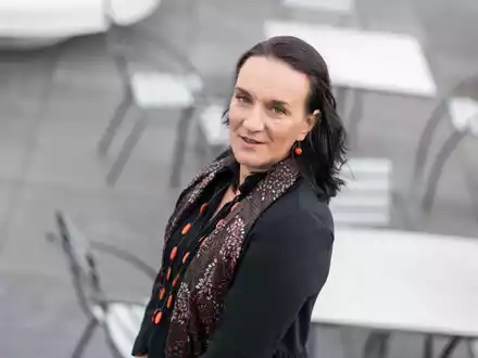 Terérzia Mora legt mit «Muna oder die Hälfte des Lebens» einen großen Roman vor. - Foto: Frank Rumpenhorst/dpa