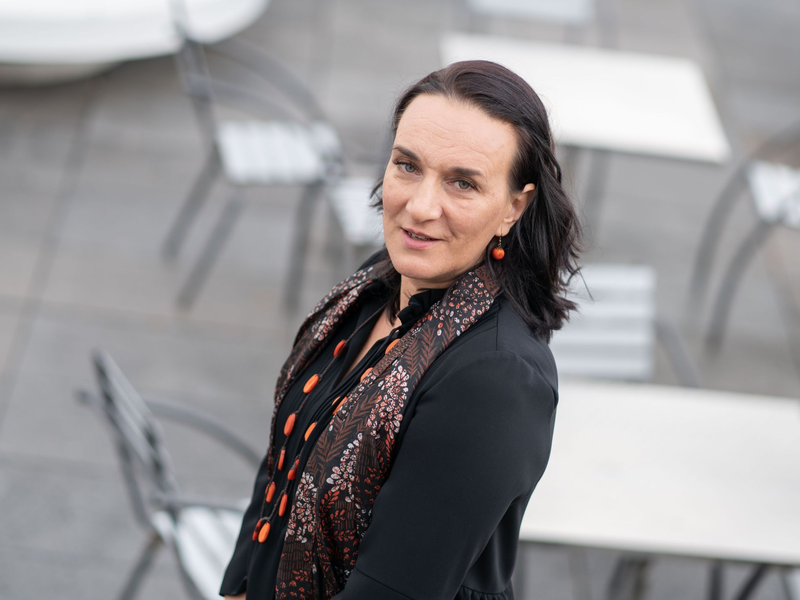 Terérzia Mora legt mit «Muna oder die Hälfte des Lebens» einen großen Roman vor. - Foto: Frank Rumpenhorst/dpa