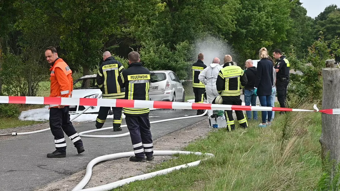 Polizei und Rettungskräfte am Fundort zweier Leichen an einem ausgebrannten Auto im niedersächsischen Salzhausen. - Bild: André Lenthe/Lenthe-Medien/dpa