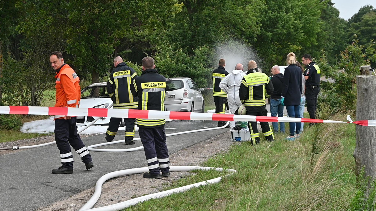 Polizei und Rettungskräfte am Fundort zweier Leichen an einem ausgebrannten Auto im niedersächsischen Salzhausen. - Foto: André Lenthe/Lenthe-Medien/dpa