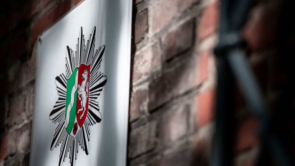 Das Wappen der Polizei Nordrhein-Westfalen hängt an der Wand eines Polizeipräsidiums (Symbolbild). - Foto: Fabian Strauch/dpa