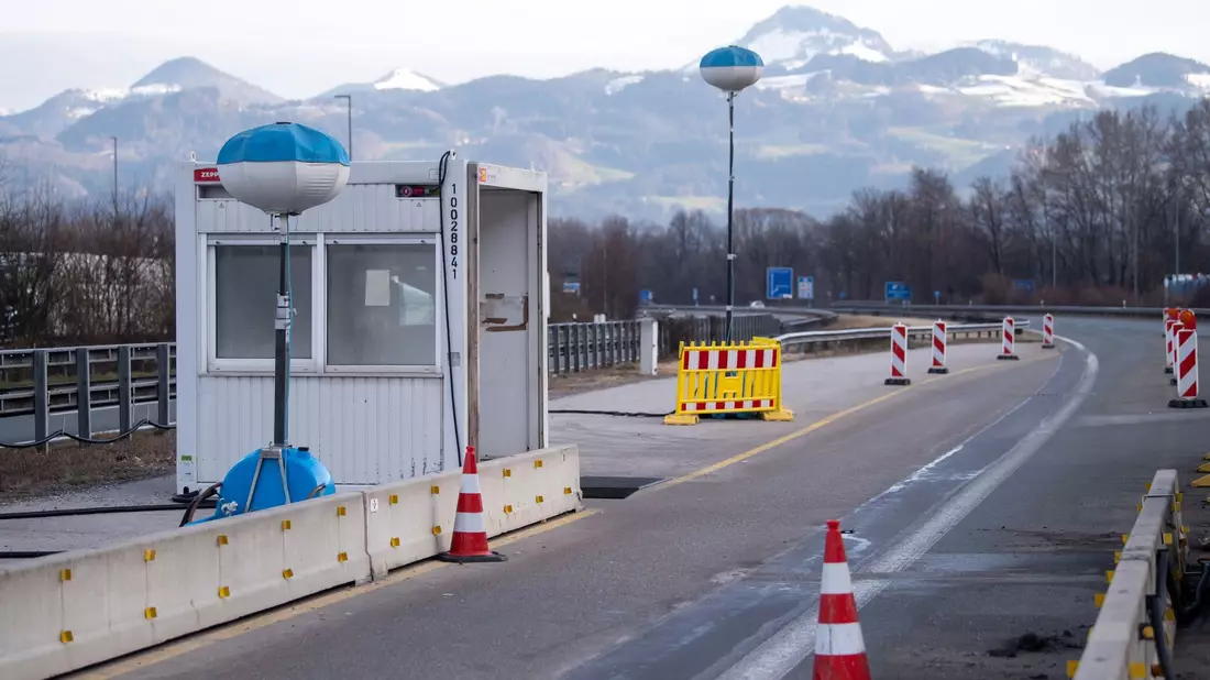 Bundespolizisten kontrollieren an der Autobahn 93 (A93) am Grenzübergang Kiefersfelden Reisende bei der Einreise von Österreich nach Deutschland. - Bild: Sven Hoppe/dpa