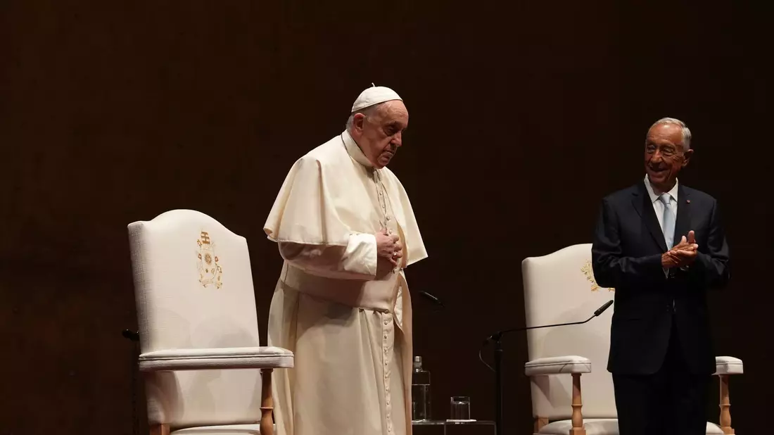 Papst Franziskus (mit Präsident Marcelo Rebelo de Sousa, r) hält sich für eine fünftägige Pilgerreise in Portugal auf. - Bild: Ana Brigida/AP/dpa