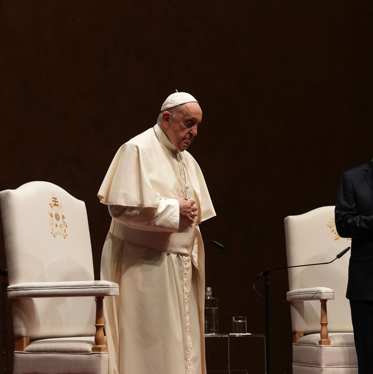 Papst Franziskus (mit Präsident Marcelo Rebelo de Sousa, r) hält sich für eine fünftägige Pilgerreise in Portugal auf. - Foto: Ana Brigida/AP/dpa