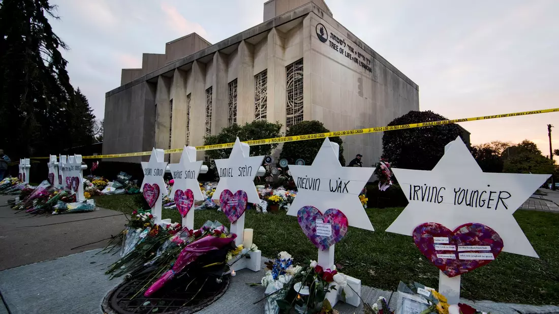 Eine behelfsmäßige Gedenkstätte vor der «Tree of Life Synagoge» nach den tödlichen Schüssen. - Bild: Matt Rourke/AP/dpa