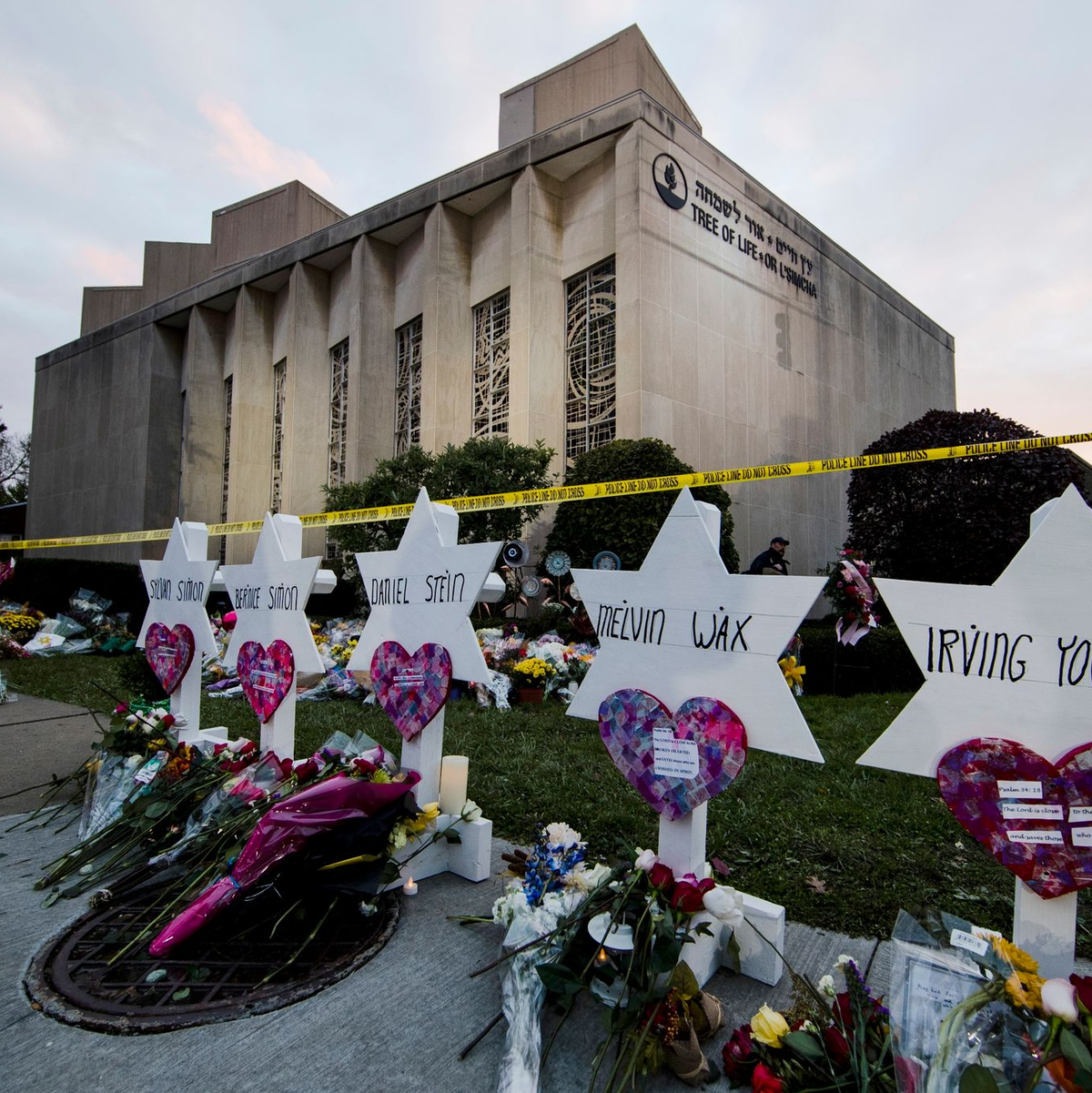 Eine behelfsmäßige Gedenkstätte vor der «Tree of Life Synagoge» nach den tödlichen Schüssen. - Foto: Matt Rourke/AP/dpa