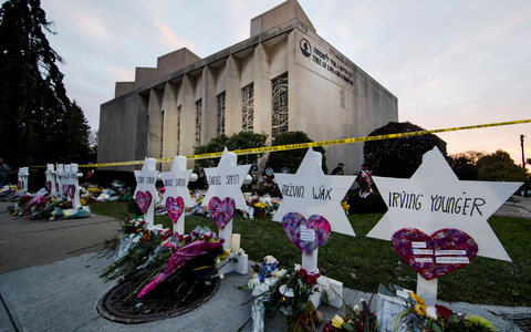 Eine behelfsmäßige Gedenkstätte vor der «Tree of Life Synagoge» nach den tödlichen Schüssen. - Foto: Matt Rourke/AP/dpa