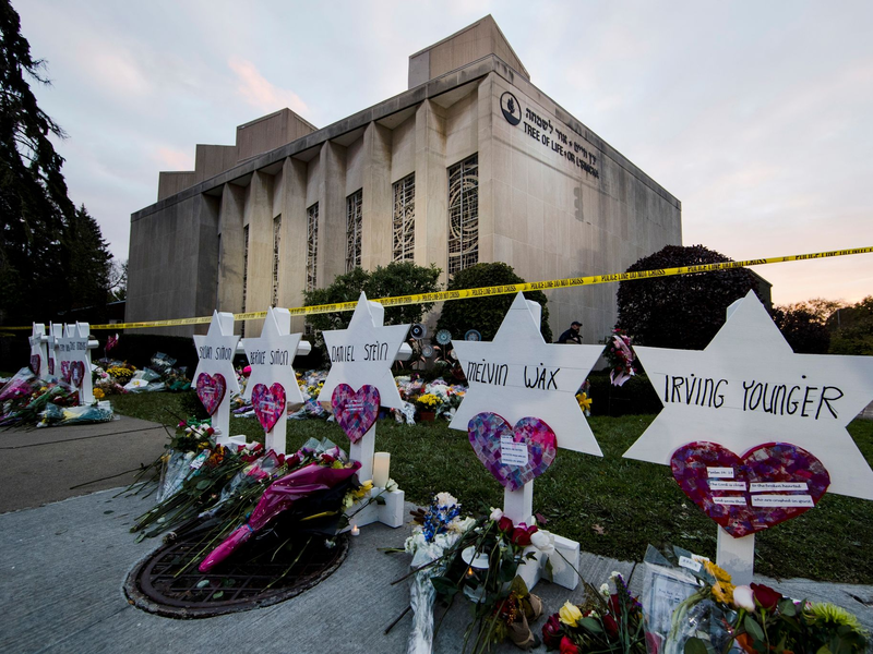 Eine behelfsmäßige Gedenkstätte vor der «Tree of Life Synagoge» nach den tödlichen Schüssen. - Foto: Matt Rourke/AP/dpa