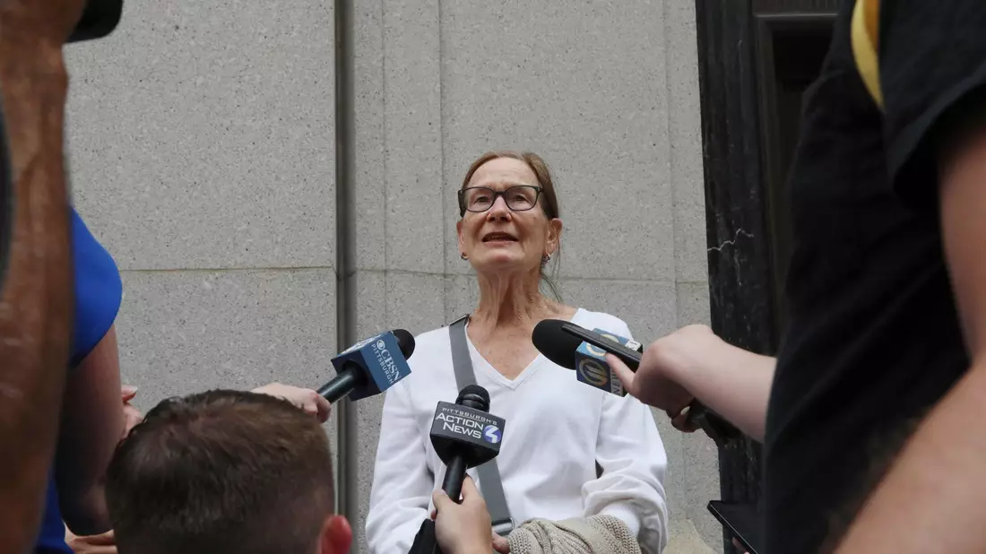 Jean Clickner, ein Gemeindemitglied der «Tree of Life»-Synagoge, spricht mit Journalisten nach der Verurteilung des antisemitischen Schützen. - Bild: Rebecca Droke/AP/dpa