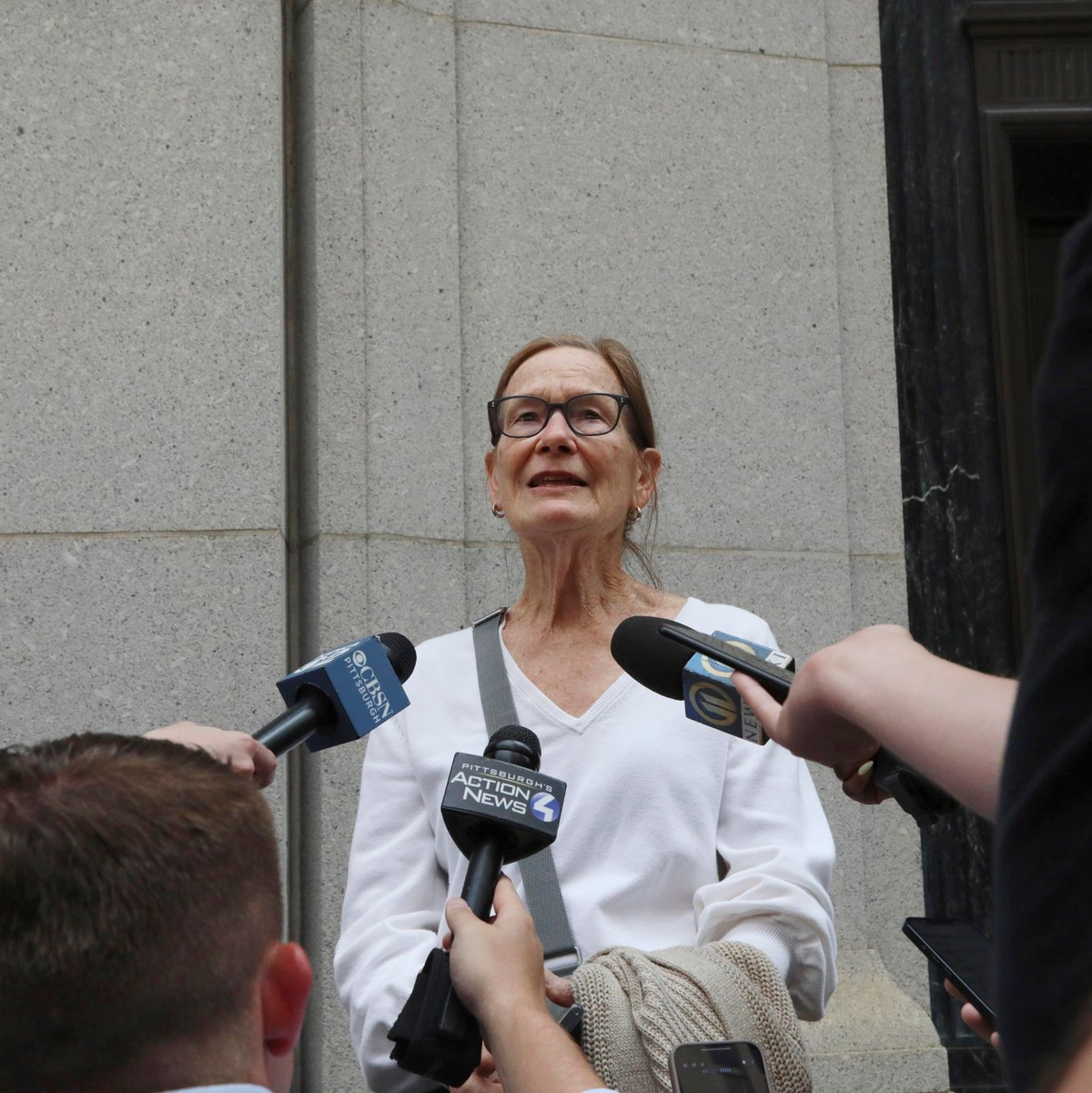 Jean Clickner, ein Gemeindemitglied der «Tree of Life»-Synagoge, spricht mit Journalisten nach der Verurteilung des antisemitischen Schützen. - Foto: Rebecca Droke/AP/dpa