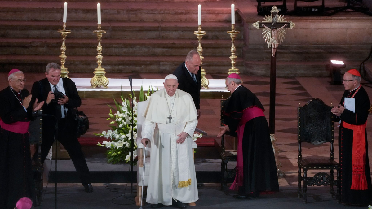 Papst Franziskus bei seiner Ankunft im Jeronimos-Kloster in Lissabon. - Foto: Gregorio Borgia/AP