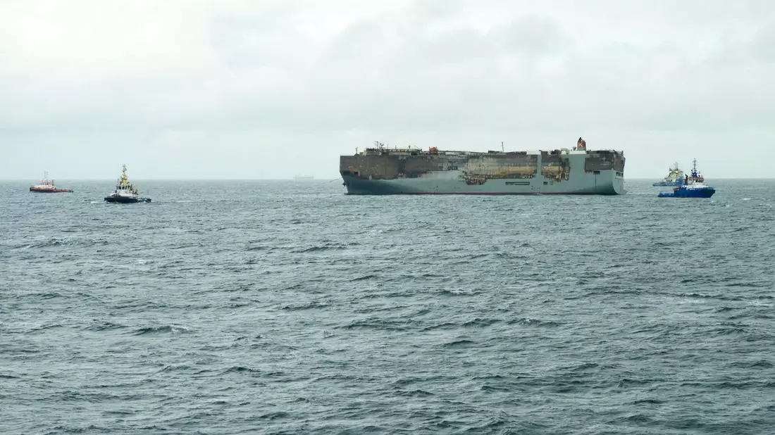 Der schwer beschädigte Autofrachter «Fremantle Highway» in der Nordsee. - Bild: Arca/Rijkswaterstaat/Küstenwache der Niederlande/dpa