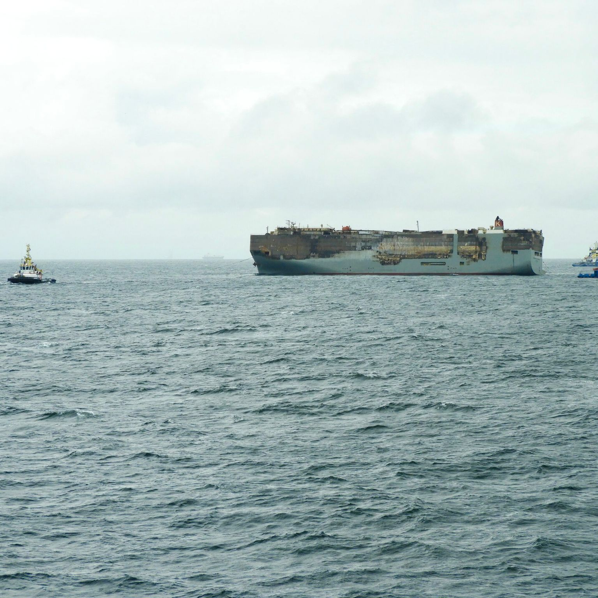 Der schwer beschädigte Autofrachter «Fremantle Highway» in der Nordsee. - Foto: Arca/Rijkswaterstaat/Küstenwache der Niederlande/dpa