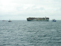 Der schwer beschädigte Autofrachter «Fremantle Highway» in der Nordsee. - Foto: Arca/Rijkswaterstaat/Küstenwache der Niederlande/dpa